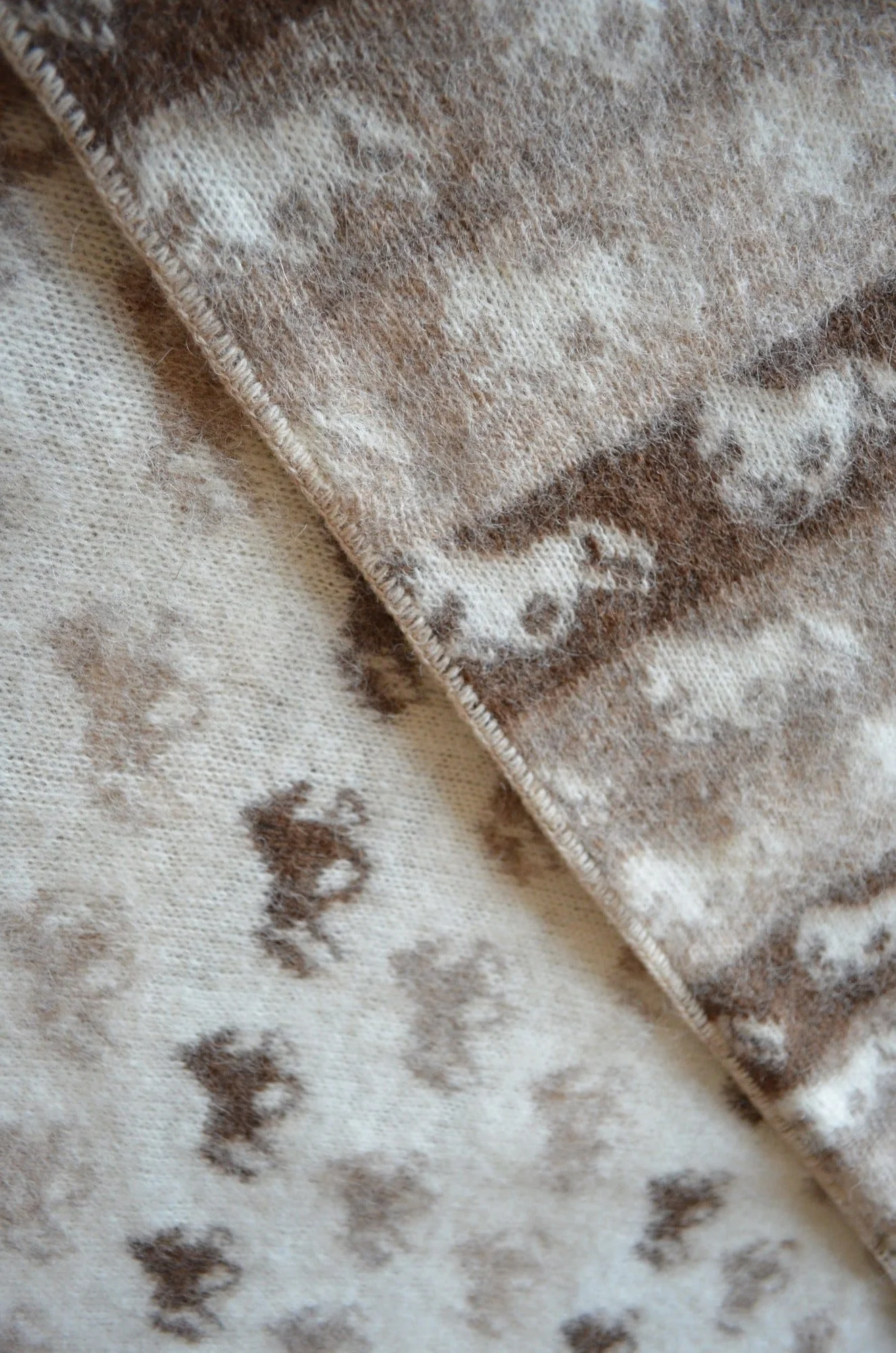 Icelandic Blanket - Beige with horses - Image 3